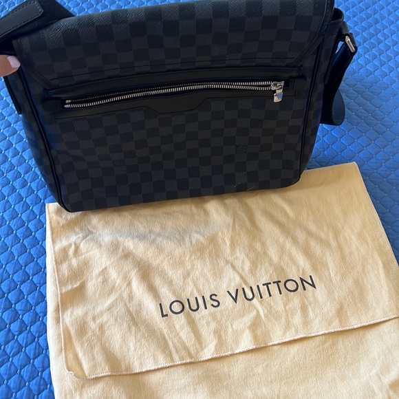 Louis Vuitton Messenger Bag for Men - Picture 4 of 8